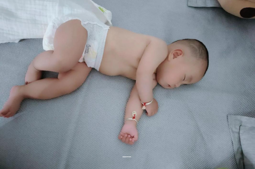 十堰宝宝拉屎有黑色颗粒